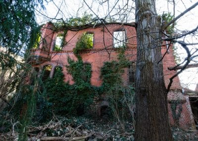 Abandoned war torn villa Berlin 3243